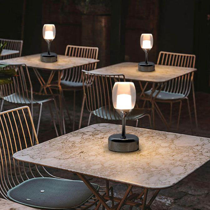 Chromowana lampka nocna LED w kształcie kieliszka do wina, z USB | elesira