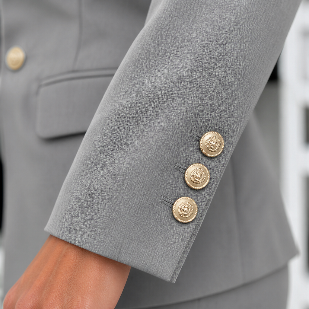 VeroLuxe – Completo sartoriale personalizzato con blazer doppiopetto e bottoni dorati | elesira