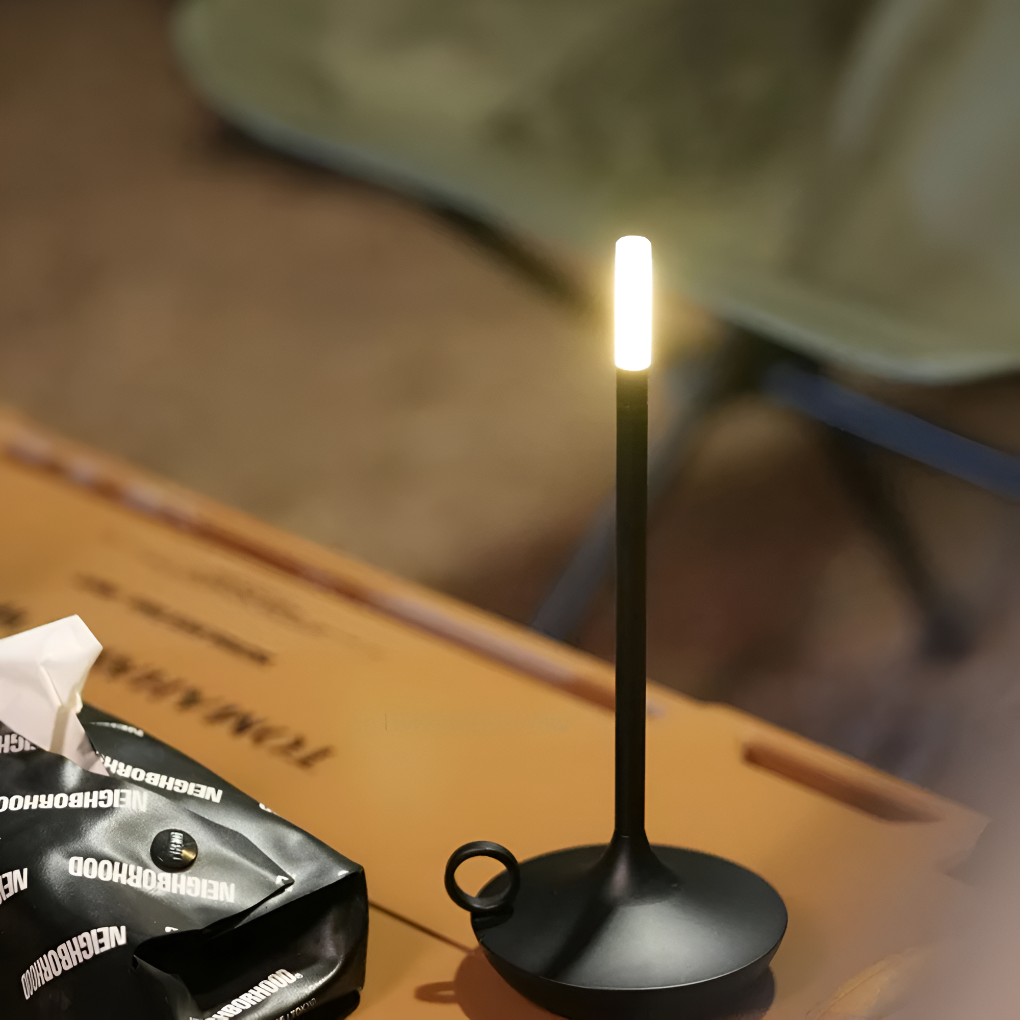 Přenosná válcová stolní lampa | elesira