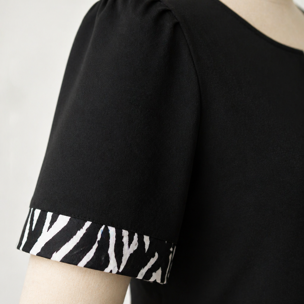 VeraNite – Auffälliges Maxikleid mit Zebra-Patchwork und rotem Akzentdetail | elesira