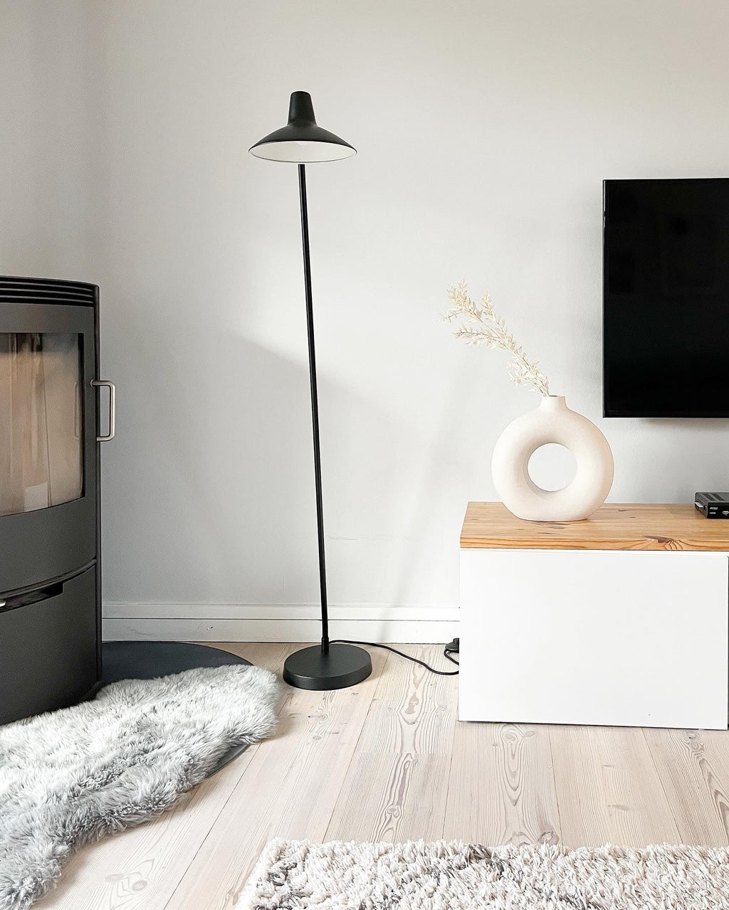 Harrow | Lampă de podea neagră, arcuită, în stil industrial modern, cu cap curbat reglabil pentru iluminarea elegantă a locuinței | elesira