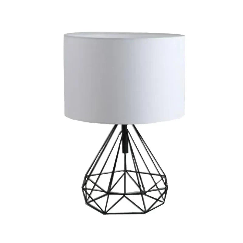 Czarna geometryczna lampka biurkowa w stylu nordyckim i retro | elesira