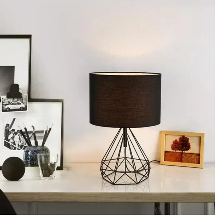 Czarna geometryczna lampka biurkowa w stylu nordyckim i retro | elesira