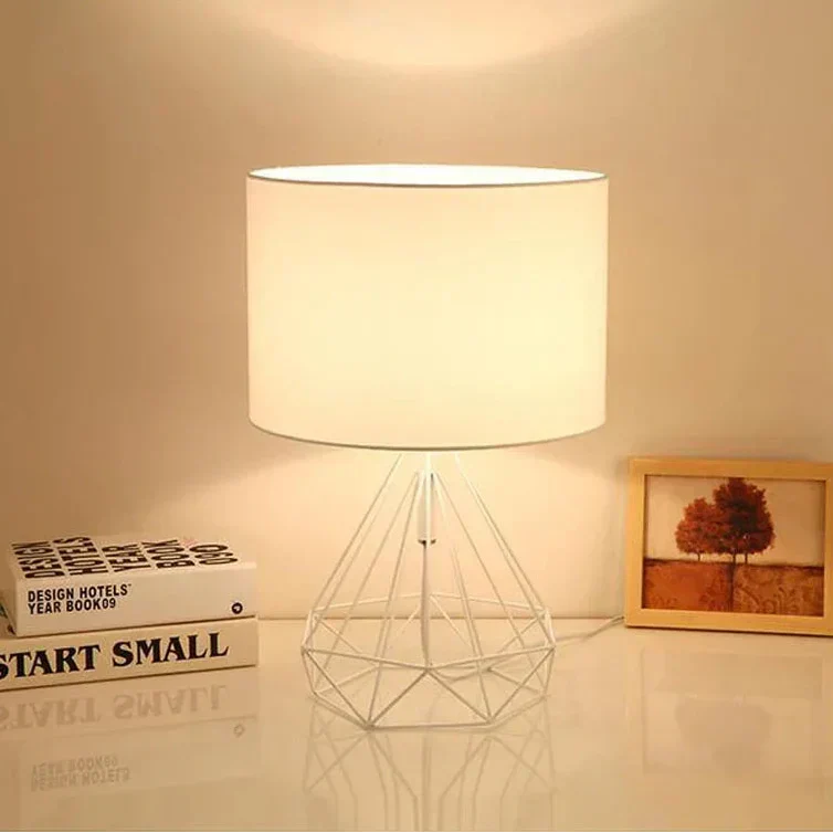 Czarna geometryczna lampka biurkowa w stylu nordyckim i retro | elesira