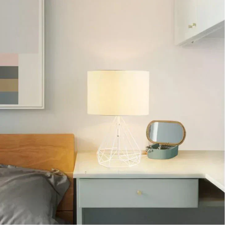 Czarna geometryczna lampka biurkowa w stylu nordyckim i retro | elesira
