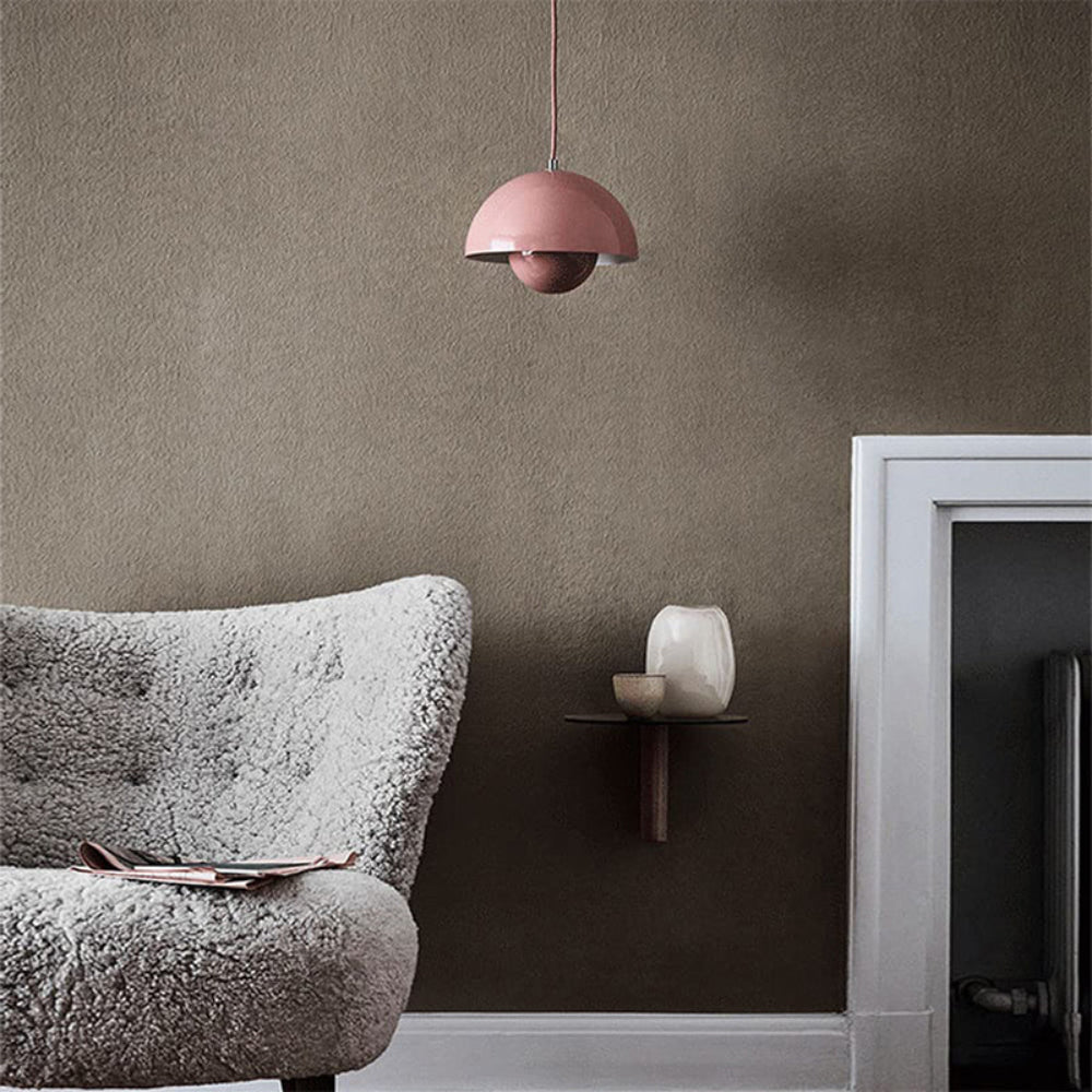 Suspension lumineuse en arc aux couleurs vives pour intérieurs scandinaves modernes | elesira