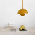 Suspension lumineuse en arc aux couleurs vives pour intérieurs scandinaves modernes | elesira