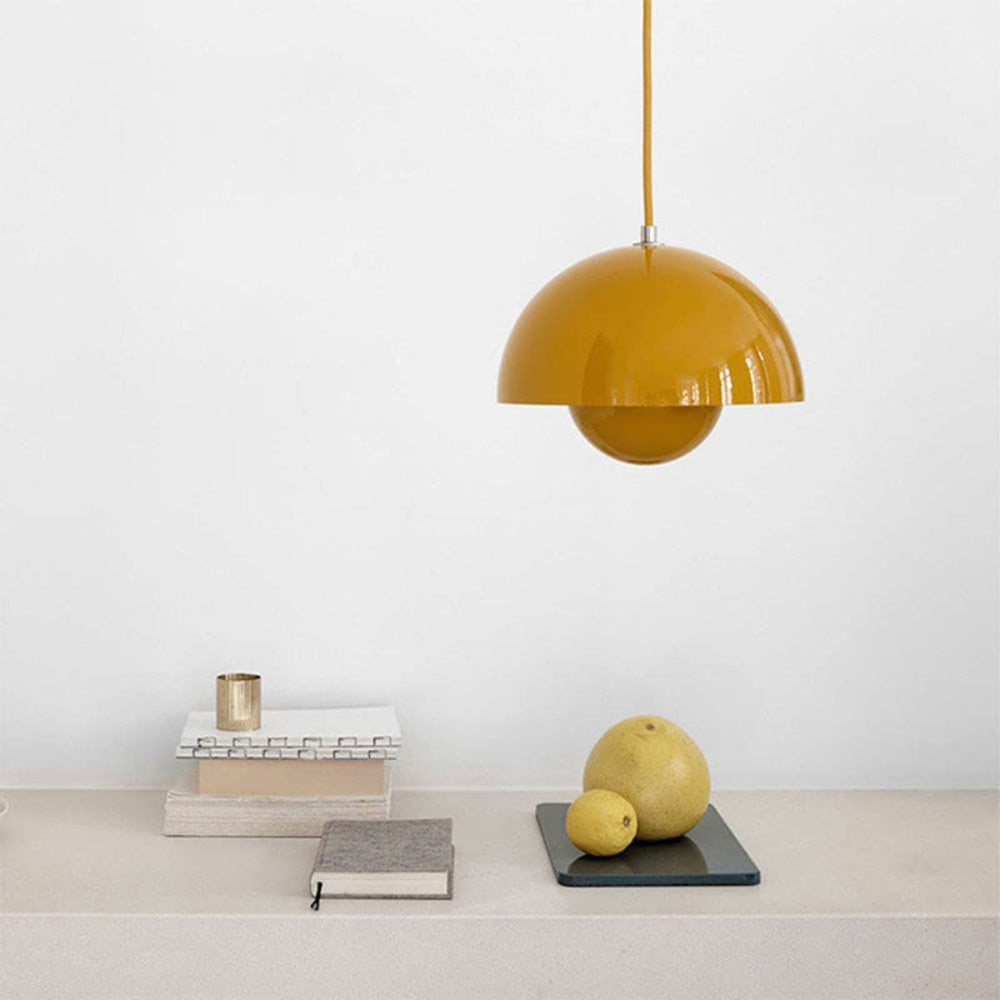 Suspension lumineuse en arc aux couleurs vives pour intérieurs scandinaves modernes | elesira
