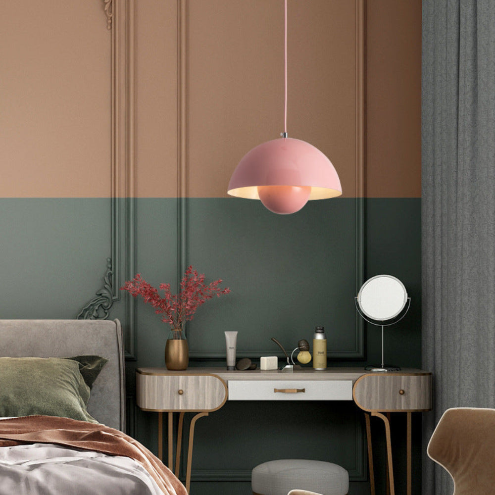 Suspension lumineuse en arc aux couleurs vives pour intérieurs scandinaves modernes | elesira