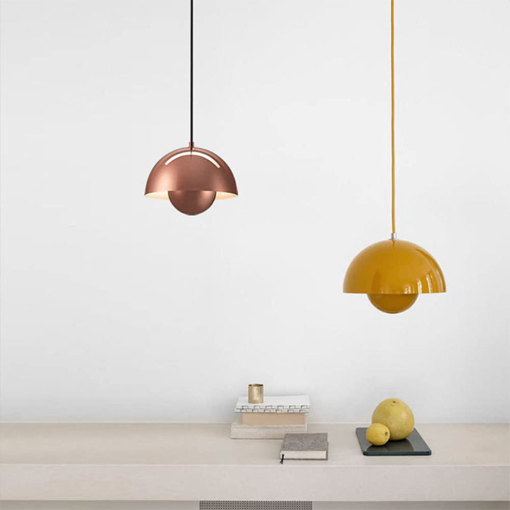 Suspension lumineuse en arc aux couleurs vives pour intérieurs scandinaves modernes | elesira