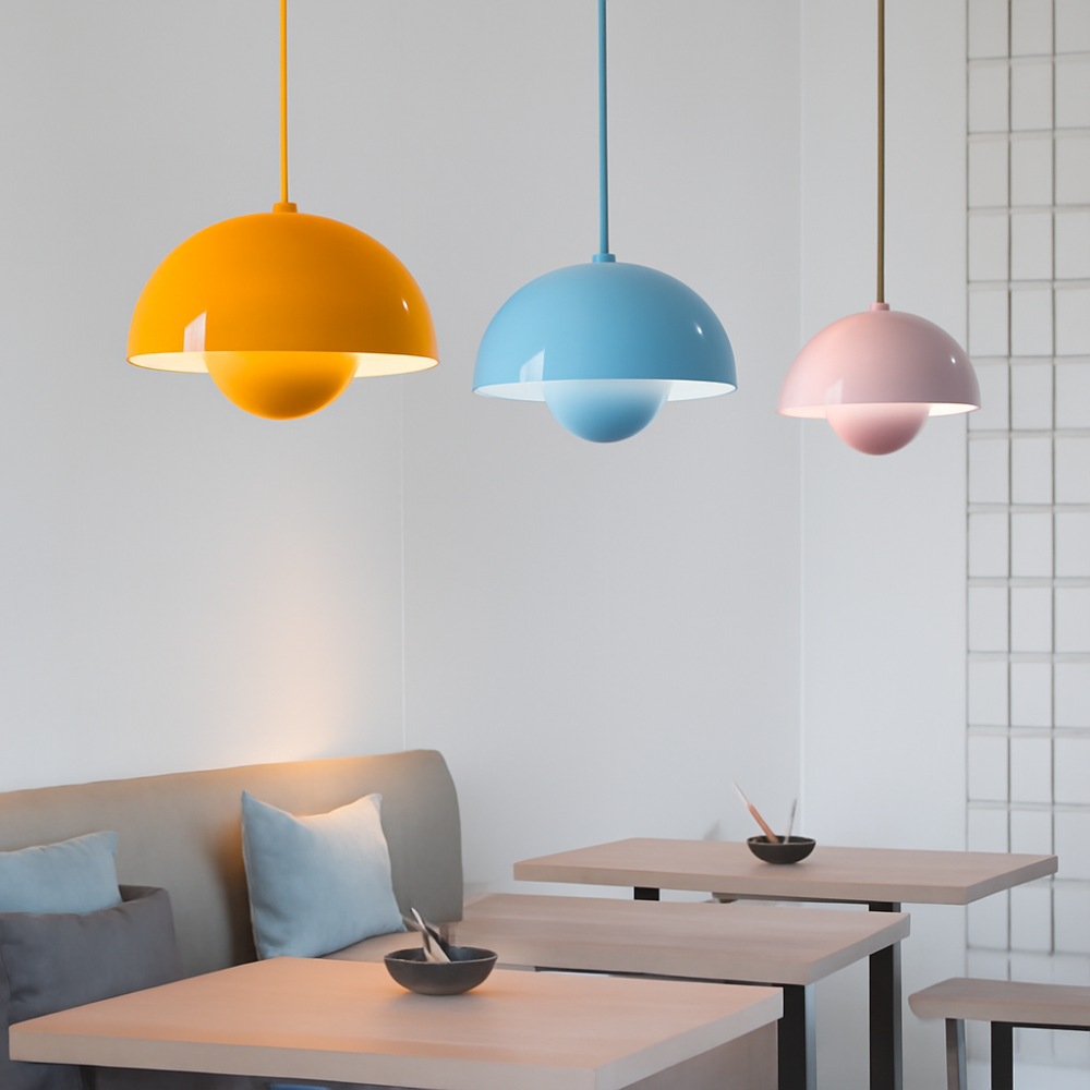 Suspension lumineuse en arc aux couleurs vives pour intérieurs scandinaves modernes | elesira
