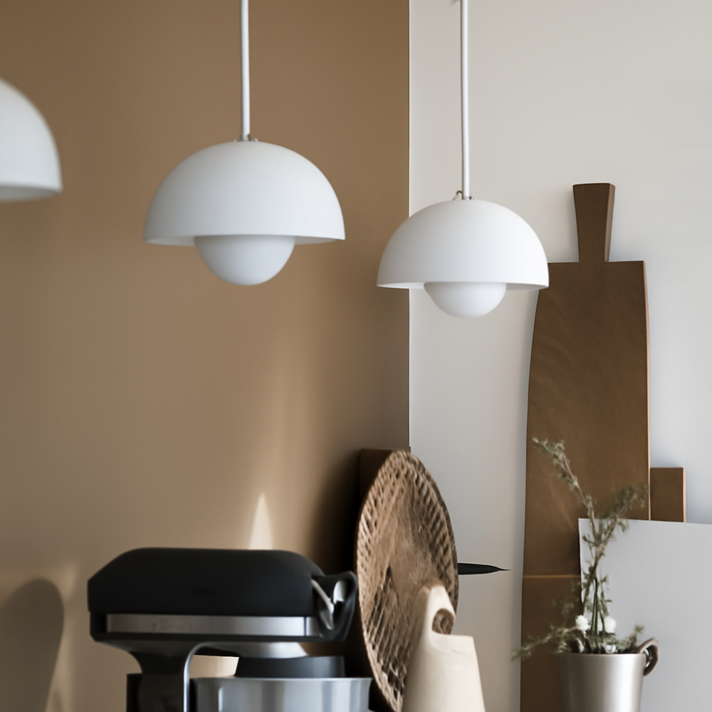 Suspension lumineuse en arc aux couleurs vives pour intérieurs scandinaves modernes | elesira