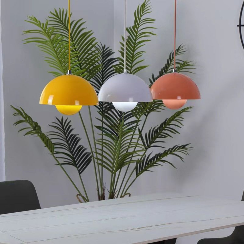 Suspension lumineuse en arc aux couleurs vives pour intérieurs scandinaves modernes | elesira