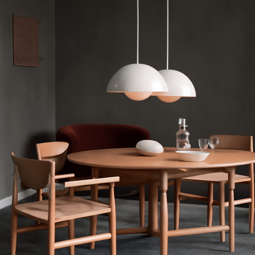Suspension lumineuse en arc aux couleurs vives pour intérieurs scandinaves modernes | elesira