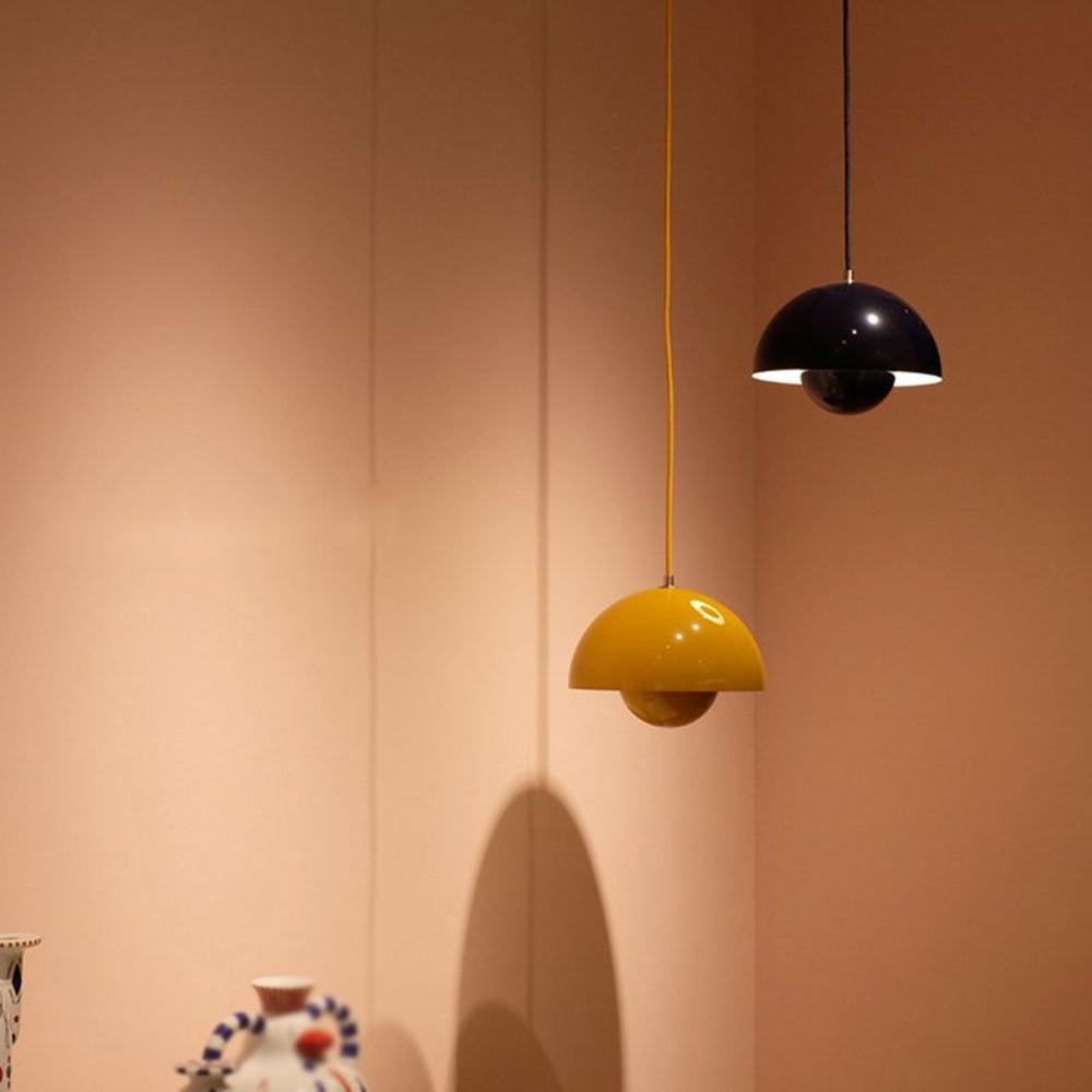 Suspension lumineuse en arc aux couleurs vives pour intérieurs scandinaves modernes | elesira
