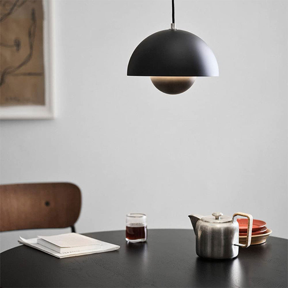 Suspension lumineuse en arc aux couleurs vives pour intérieurs scandinaves modernes | elesira