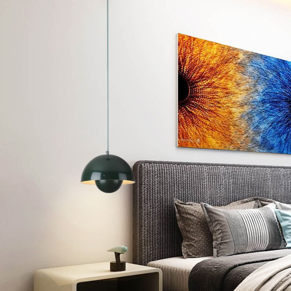 Suspension lumineuse en arc aux couleurs vives pour intérieurs scandinaves modernes | elesira