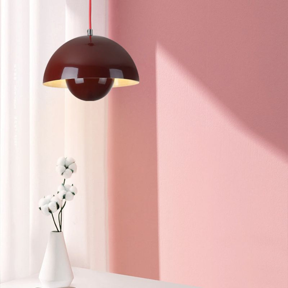 Suspension lumineuse en arc aux couleurs vives pour intérieurs scandinaves modernes | elesira