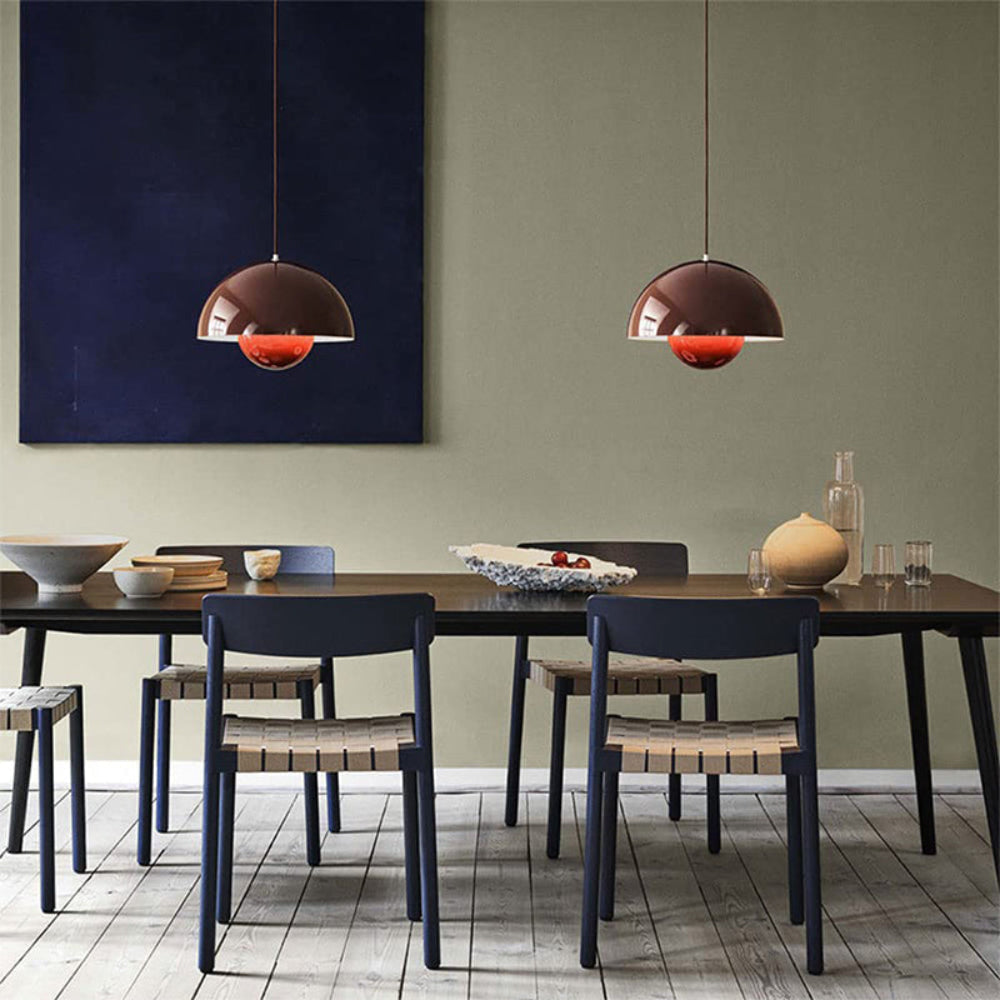 Suspension lumineuse en arc aux couleurs vives pour intérieurs scandinaves modernes | elesira