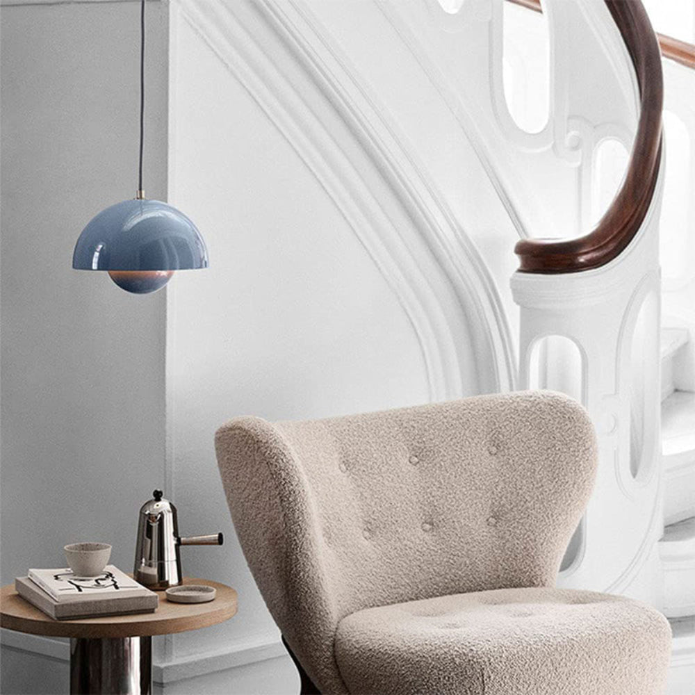 Suspension lumineuse en arc aux couleurs vives pour intérieurs scandinaves modernes | elesira