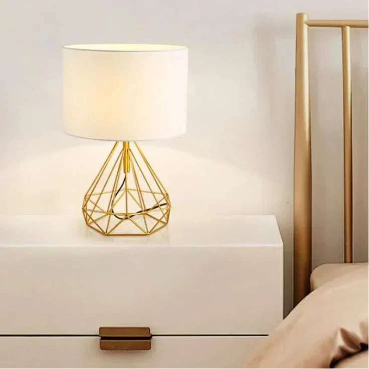Czarna geometryczna lampka biurkowa w stylu nordyckim i retro | elesira