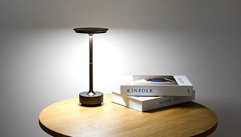 مصباح مكتب LED لاسلكي قابل لتعتيم الإضاءة - هيكل من الألومنيوم، USB-C، حاصل على تصنيف IP44 | إليسيرا