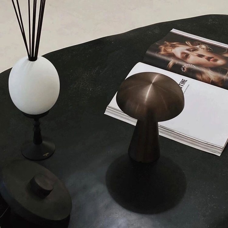 Bezdrátová stolní lampa – teplé světlo – odolná kovová základna | elesira