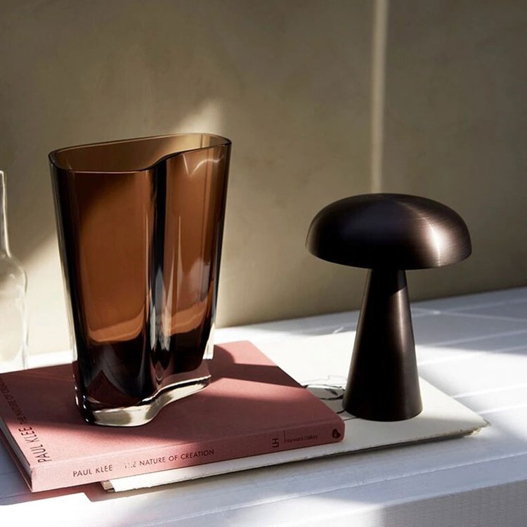 Bezdrátová stolní lampa – teplé světlo – odolná kovová základna | elesira