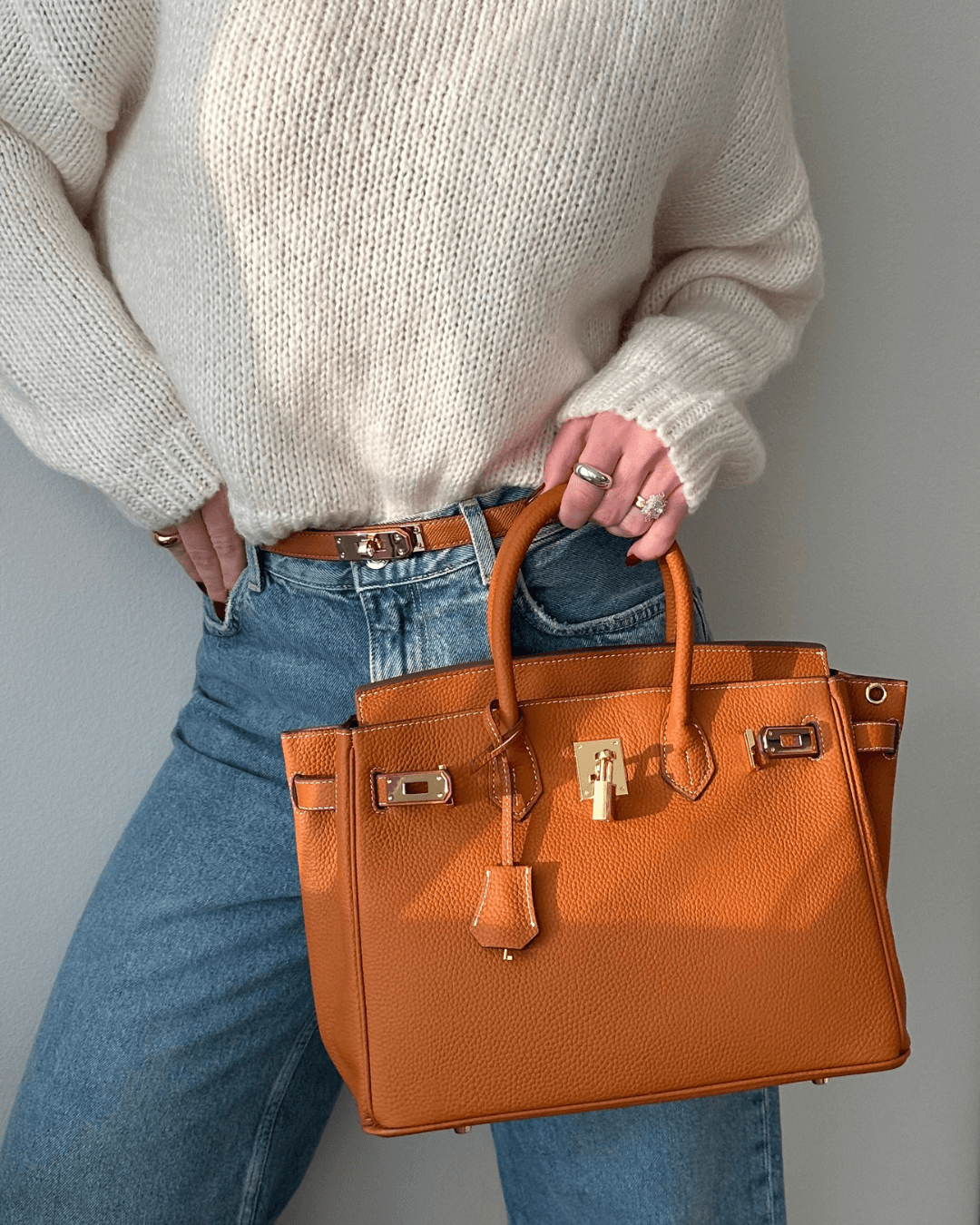 Elegante Ledertasche mit verstellbarem Riemen und großzügigem Stauraum | elesira