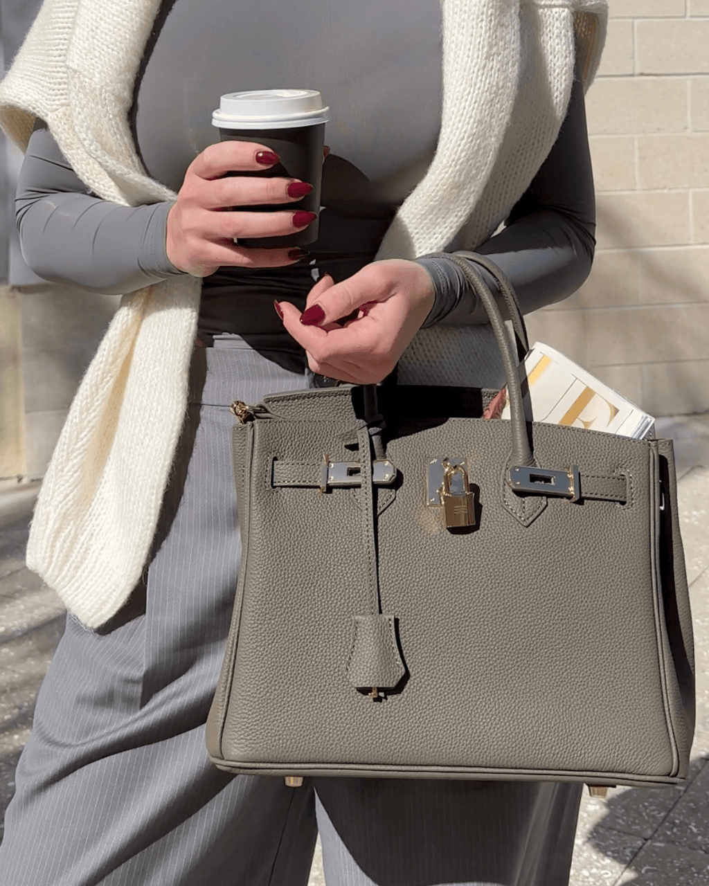 Elegante Ledertasche mit verstellbarem Riemen und großzügigem Stauraum | elesira