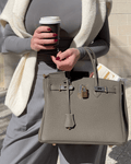 Elegante Ledertasche mit verstellbarem Riemen und großzügigem Stauraum | elesira