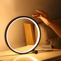 Elegant LED-cirkelbordlampe med touchbetjening og varmt lys | elesira