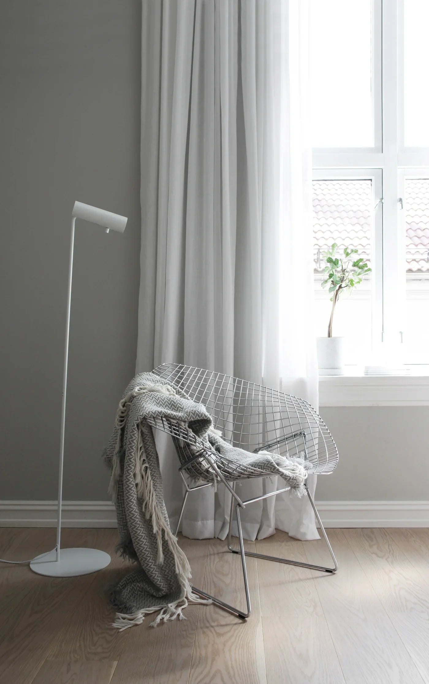 Lumaire | Contemporary White Floor Lamp With Adjustable Head — Minimalist Standing Lamp For Living Room | elesira