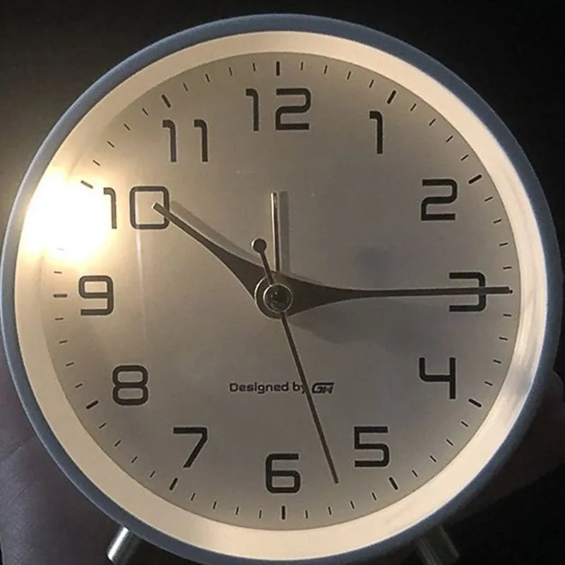 Elegante reloj nórdico silencioso para espacios sofisticados | elesira