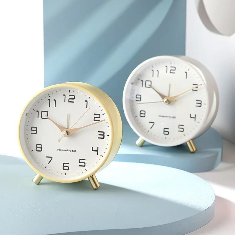 Elegante reloj nórdico silencioso para espacios sofisticados | elesira