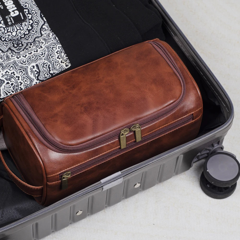 Elegante neceser de viaje de cuero con práctico gancho para colgar | elesira