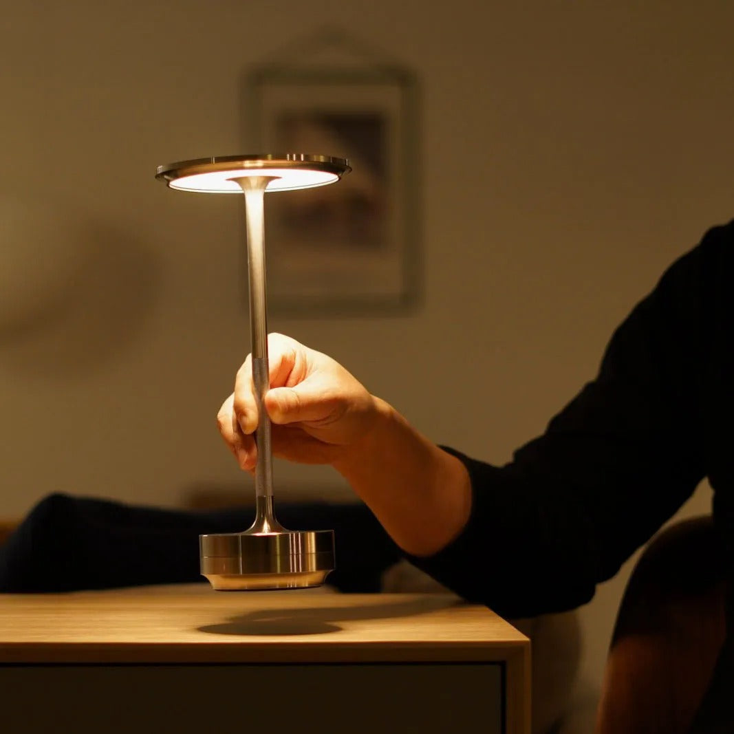 Lumera | Candeeiro LED recarregável e regulável por toque com acabamento dourado | elesira