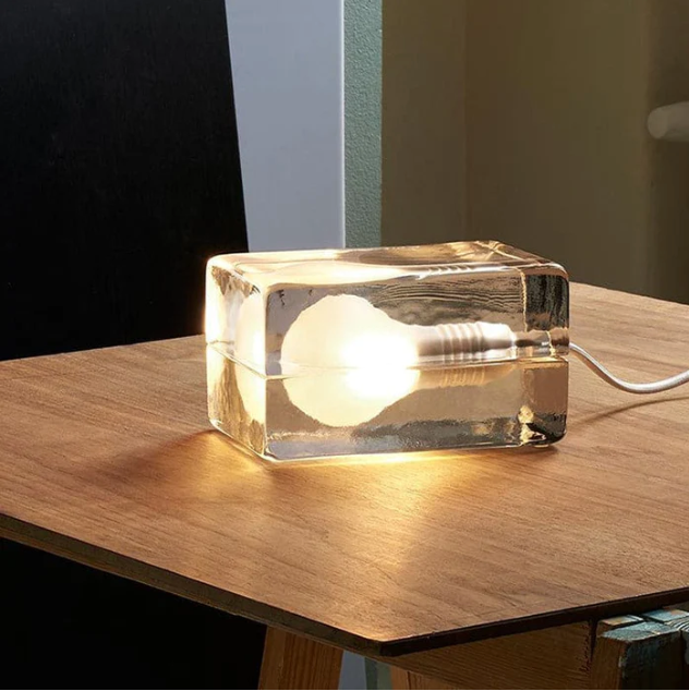 Brightcube – minimalistisk bordslampa med transparent glaskub | elesira