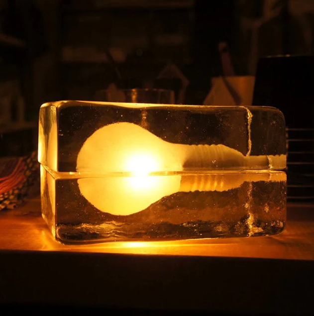 Brightcube – minimalistisk bordslampa med transparent glaskub | elesira