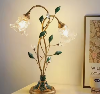 BloomGlow – Blomstret bordlampe | elesira