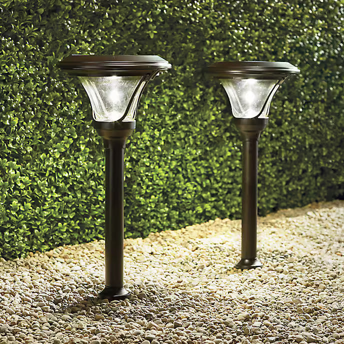 Spots solaires étanches sur piquet pour la décoration du jardin | elesira