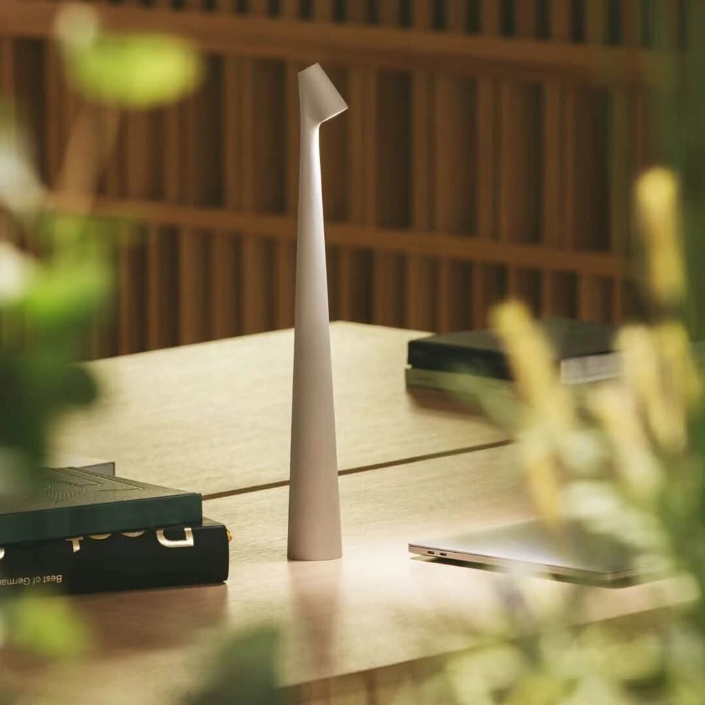 مصباح طاولة LED لاسلكي بتصميم أنيق مع تعتيم باللمس من 3 مستويات | elesira