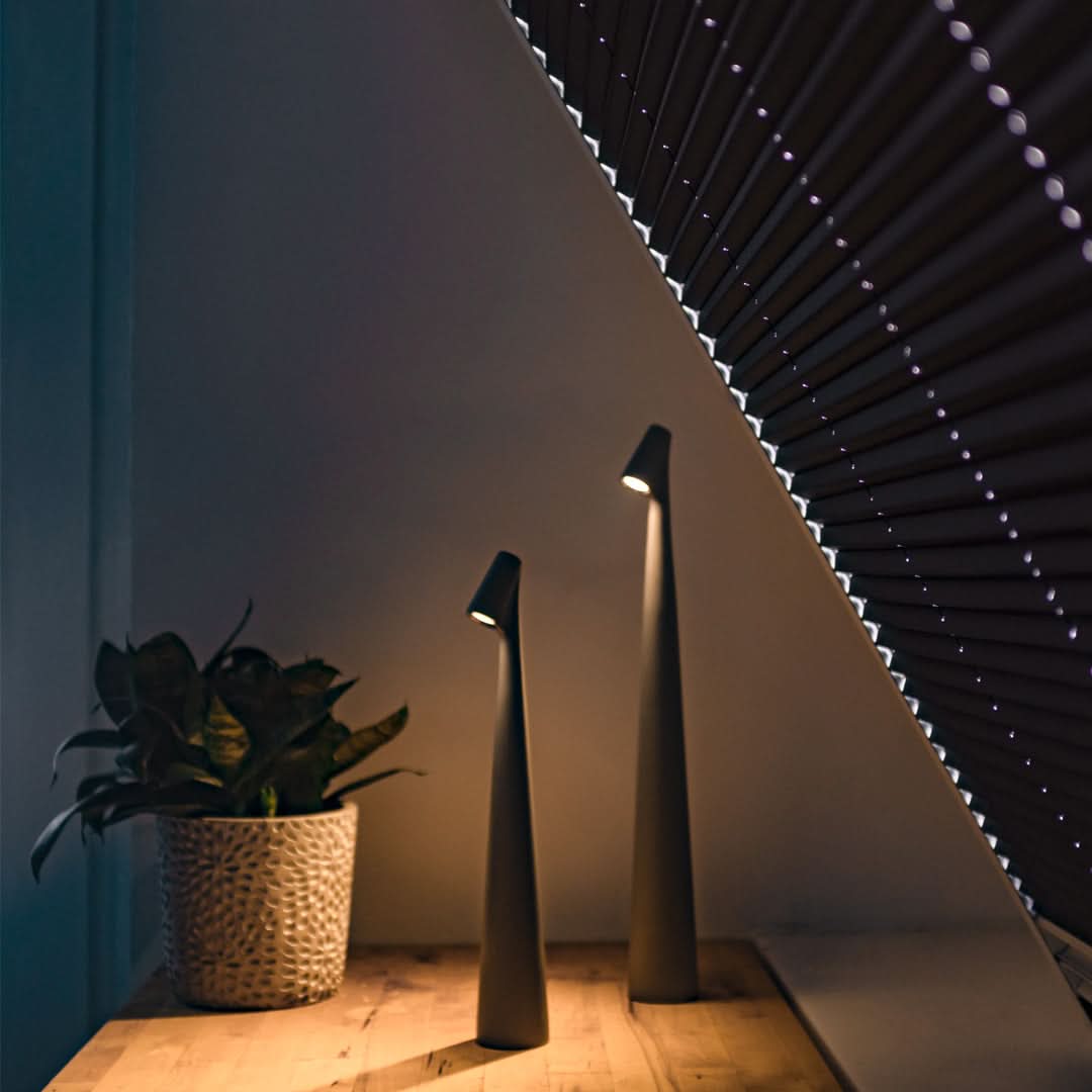 مصباح طاولة LED لاسلكي بتصميم أنيق مع تعتيم باللمس من 3 مستويات | elesira