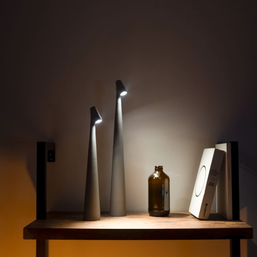مصباح طاولة LED لاسلكي بتصميم أنيق مع تعتيم باللمس من 3 مستويات | elesira