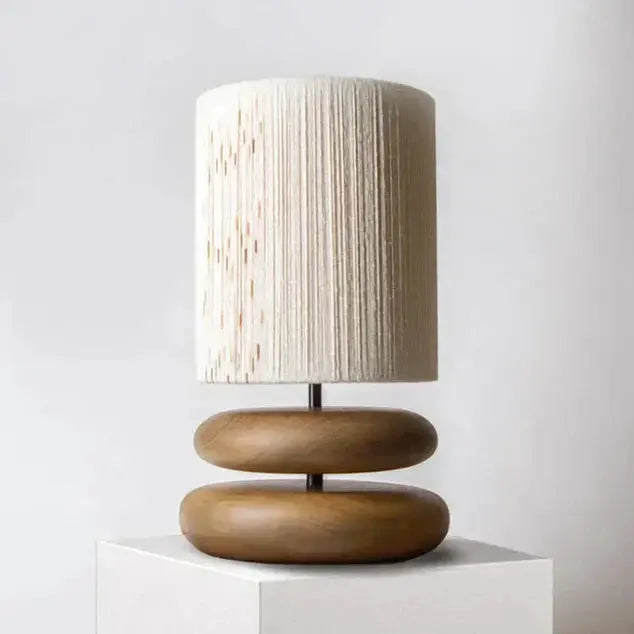 Lámpara de mesa con base de madera y pantalla de tela: estilo natural y acogedor | elesira