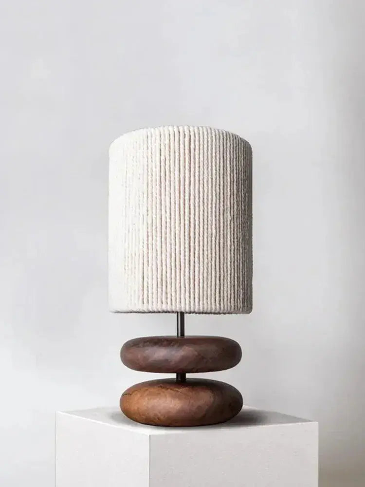 Lámpara de mesa con base de madera y pantalla de tela: estilo natural y acogedor | elesira