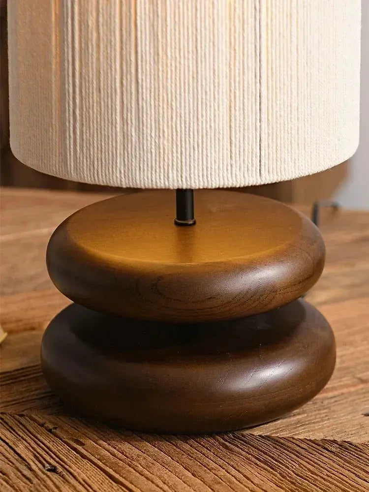 Lámpara de mesa con base de madera y pantalla de tela: estilo natural y acogedor | elesira