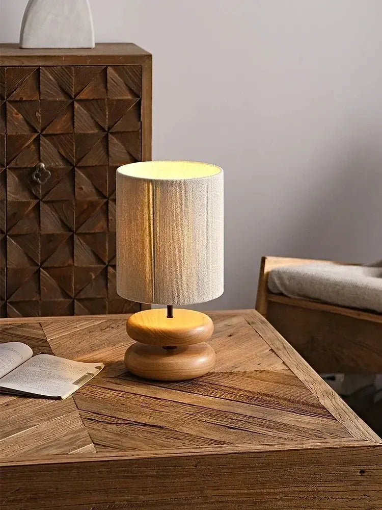 Lámpara de mesa con base de madera y pantalla de tela: estilo natural y acogedor | elesira