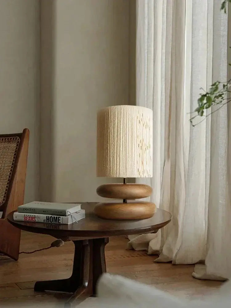 Lámpara de mesa con base de madera y pantalla de tela: estilo natural y acogedor | elesira