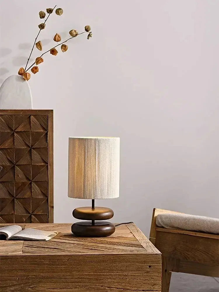 Lámpara de mesa con base de madera y pantalla de tela: estilo natural y acogedor | elesira